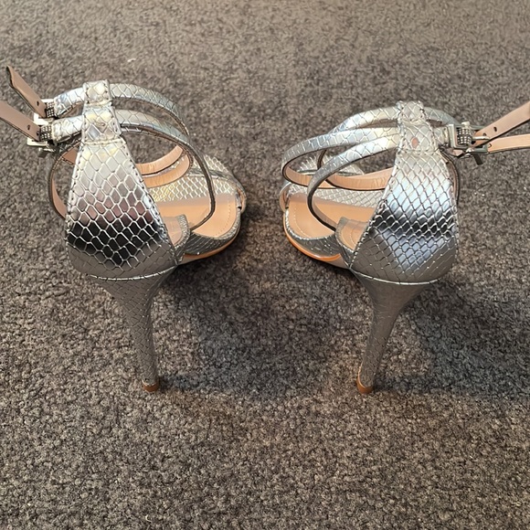 Aqua Silvana silver python embossed heels size 6 - Picture 4 of 10